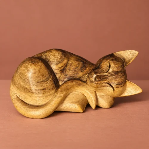 Chat couché en bois sculpté