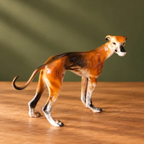 Statuette lévrier miniature en porcelaine fine