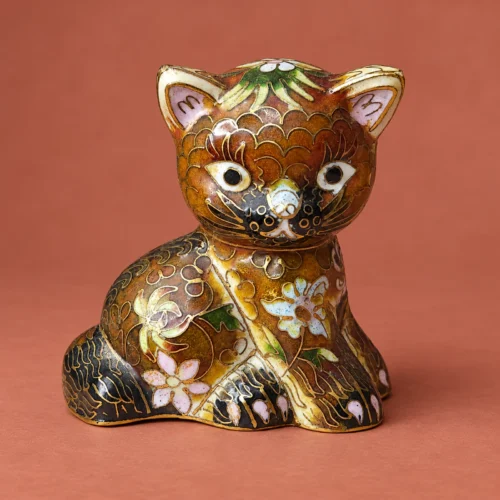 Chat assis en émail cloisonné à motifs floraux