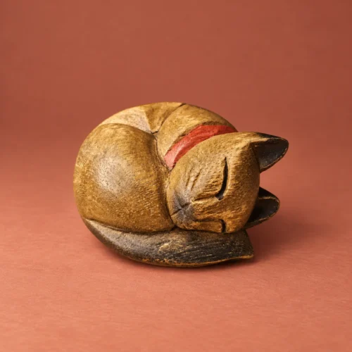 Petit chat endormi en bois sculpté