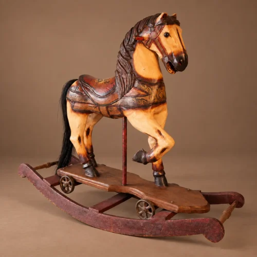 Ancien cheval à bascule en bois sculpté à roulettes