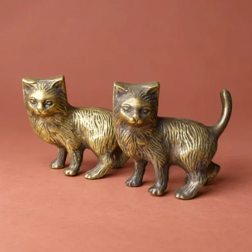 Paire de chats anciens en laiton